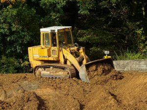 cargadora multiterreno tensando el tren de aterrizaje